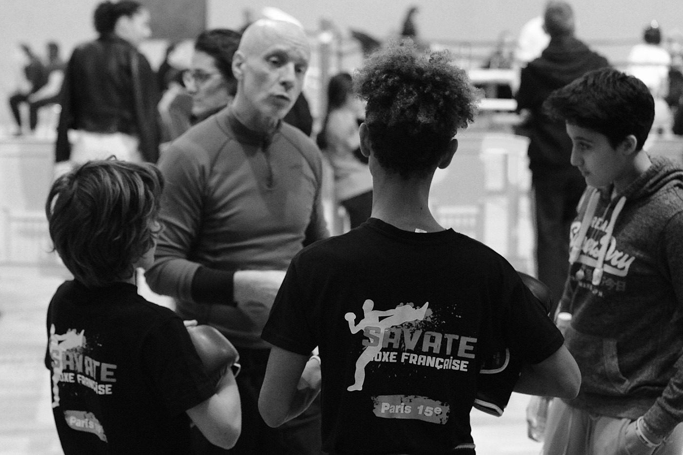 Un coach donne ses consignes à de jeunes boxeurs du club