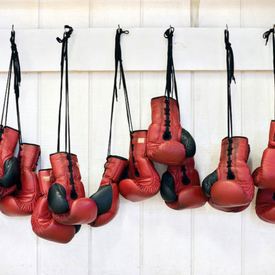 Gants de boxe rouges suspendus